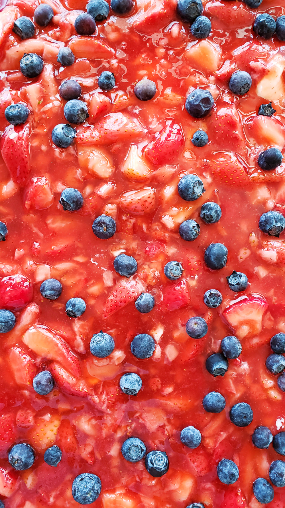 Strawberries and blueberries in a juicy layer