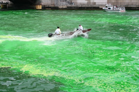 Boat dying water green Dying the Chicago River Green from Shockinglydelicious.com