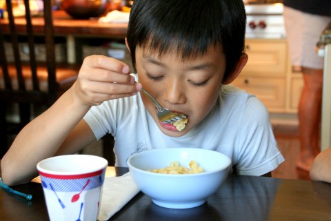 Tovo Liu eats mac `n cheese