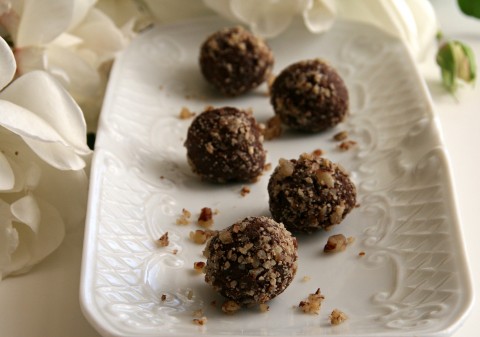 Orange Chocolate Meltaways: Orange-Flavored Chocolate Truffle Candy makes a wonderful gift from the kitchen or special holiday treat.