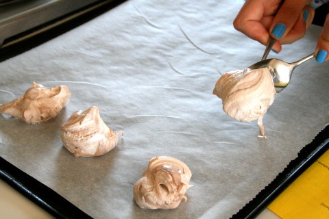 Nutella meringues onto parchment paper