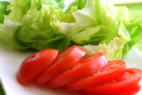 Lettuce and tomato slices