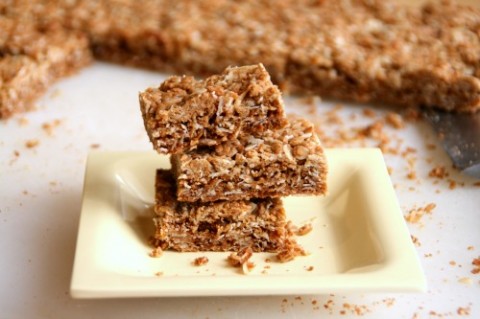 CRUNCHY GRANOLA BARS: Crispy, sweet and oaty, these classic granola bars beat Nature Valley’s version in our family taste test. They make a great soccer game snack, or nosh for a voracious teenager. #shockinglydelicious  #snacks   #snackattack  #granolabars  #copycatrecipe  #teenager