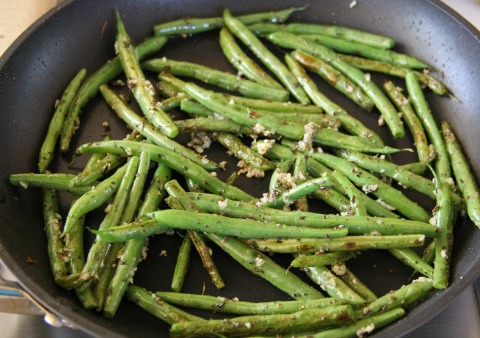 Sweet and Savory Thanksgiving Green Beans on the blog Shockingly Delicious