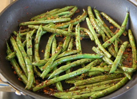 Sweet and Savory Thanksgiving Green Beans on the blog Shockingly Delicious