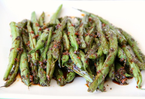 Sweet and Savory Thanksgiving Green Beans on the blog Shockingly Delicious