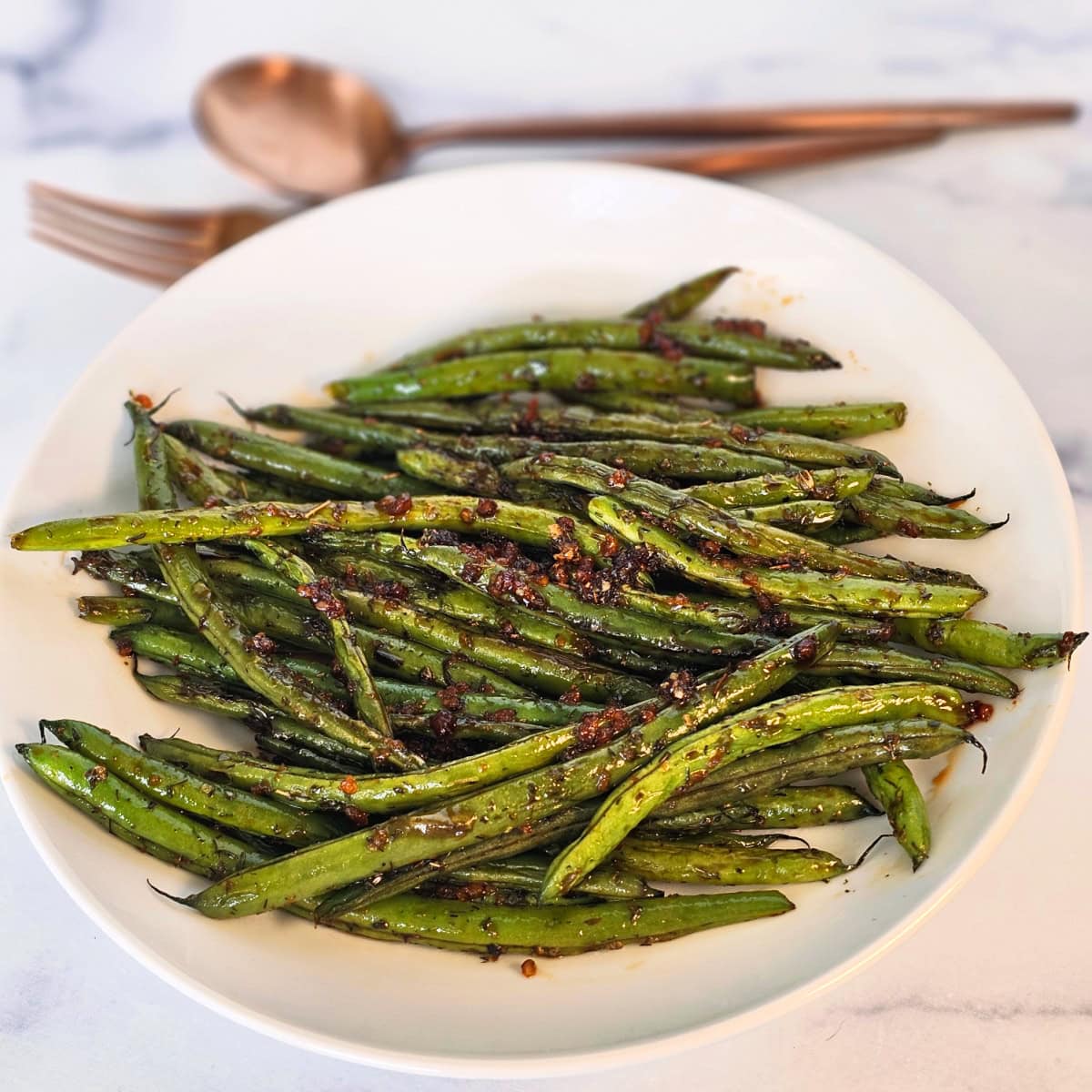 Sweet and Savory Thanksgiving Green Beans on the blog Shockingly Delicious