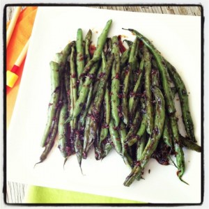 Sweet and Savory Thanksgiving Green Beans on the blog Shockingly Delicious