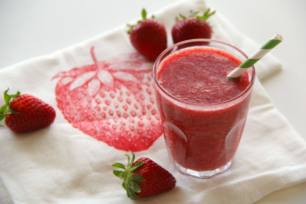 Red Fruit and Vegetable Breakfast Smoothie | www.ShockinglyDelicious.com