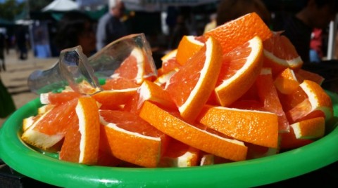 Fresh oranges at the farmers market on ShockinglyDelicious.com