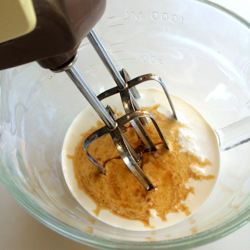 Whip the cream and vanilla with a hand mixer in a glass bowl. 