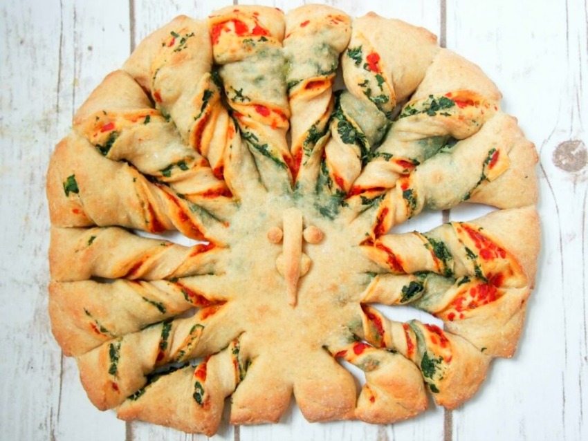 twisted-bread-with-peppers-spinach-and-parmesan-from-carolines-cooking is perfect turkey-shaped food