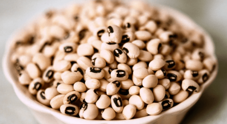 Black-eyed peas in a white bowl