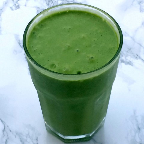 SPINACH BANANA PROTEIN SMOOTHIE: Crazy vibrant green, full of flavor and nutrition for a good teenager breakfast. #shockinglydelicious #smoothie #smoothierecipes #greensmoothie #protein #breakfastrecipes #spinach