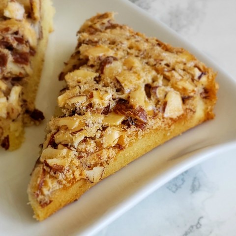 SWEDISH VISITING CAKE BARS are for all the almond lovers out there -- a mashup of crisp almond-meringue topping and chewy almond-scented cake.