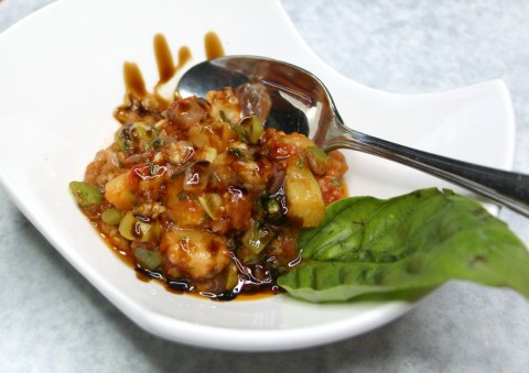 Plato blanco de Caponata Sicilian eggplant dip en ShockinglyDelicious.com