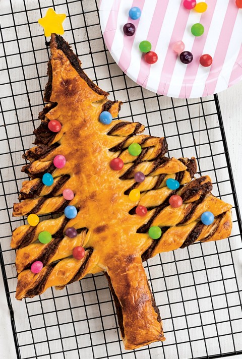 Puff pastry makes an easy Flaky Nutella Tree Pastry, suitable for Christmas time or any time of the year you want to delight your breakfast or brunch guests by offering a sweet, tree-shaped treat.