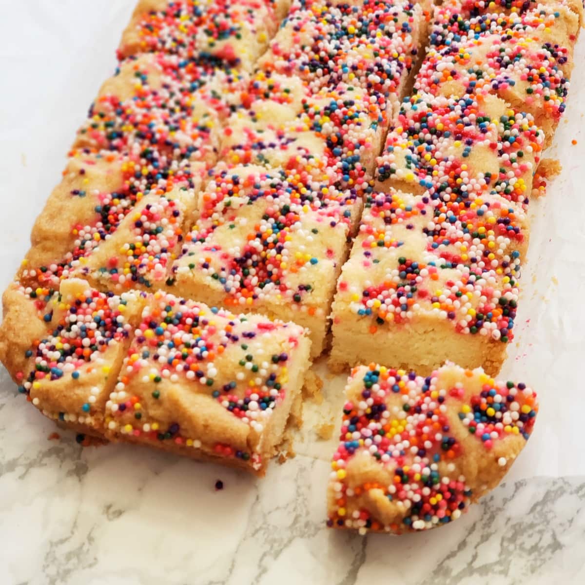 Cut the shortbread in small squares