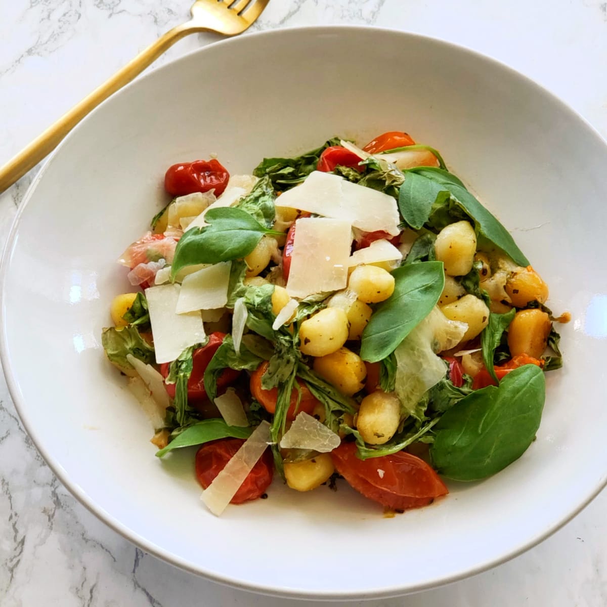 Easy Sheet Pan Gnocchi with Cherry Tomatoes, Mozzarella and Arugula on ShockinglyDelicious.com